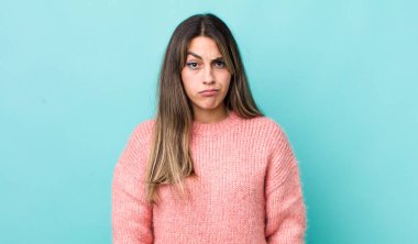 Güzel İspanyol bir kadın kafası karışık ve kuşkulu, merak ediyor ya da karar vermeye çalışıyor.