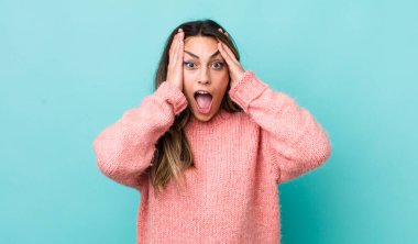 Güzel, İspanyol bir kadın, el ele tutuşuyor, ağzı açık, son derece şanslı, şaşırmış, heyecanlı ve mutlu.