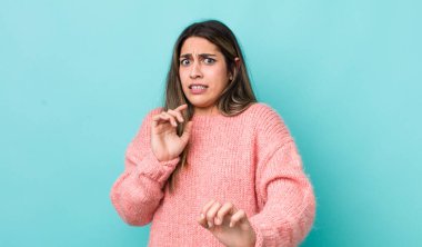 Güzel İspanyol bir kadın iğreniyor ve midesi bulanıyor. Pis kokan ya da kokan bir şeyden kaçıyor. İğrenç diyor.