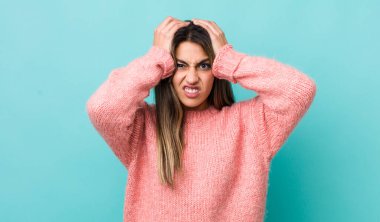 Güzel İspanyol kadın hayal kırıklığına uğramış ve sıkılmış hissediyor, başarısızlıktan bıkmış ve bıkmış, sıkıcı işlerden bıkmış,