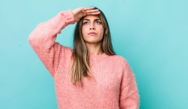 Güzel İspanyol bir kadın kameraya askeri bir selamlama ile selam veriyor onur ve vatanseverlik adına, saygı gösteriyor.