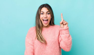 Bir fikri fark ettikten sonra mutlu ve heyecanlı bir dahi gibi hisseden İspanyol bir kadın neşeli bir şekilde parmağını kaldırıyor.!