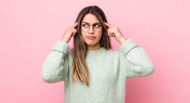 Oldukça İspanyol bir kadın kafası karışık ya da şüpheci, bir fikre odaklanmış, çok düşünüyor, kenarda boşluğu kopyalamak istiyor.