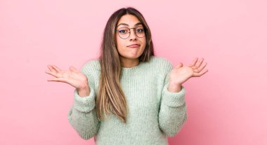 Güzel İspanyol kadın şaşkın ve kafası karışık, şüpheci, farklı seçenekleri tartıyor ya da komik bir ifadeyle seçiyor.