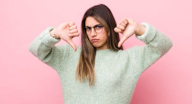 Güzel İspanyol bir kadın üzgün, hayal kırıklığına uğramış ya da kızgın görünüyor. Anlaşmazlığa düşmüş, hayal kırıklığına uğramış hissediyor.