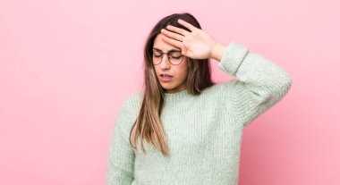 Güzel İspanyol kadın stresli, yorgun ve hayal kırıklığına uğramış görünüyor, alnından ter akıyor, umutsuz ve bitkin hissediyor.