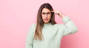 Güzel İspanyol kadın şaşkın ve şaşkın hissediyor, deli, deli ya da aklını kaçırmış olduğunu gösteriyor.