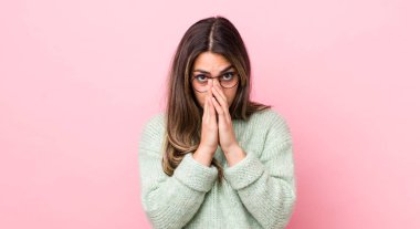 Güzel İspanyol bir kadın endişeli, umutlu ve dindar hissediyor, avuçlarına bastırılmış, af dileyen, sadakatle dua ediyor.