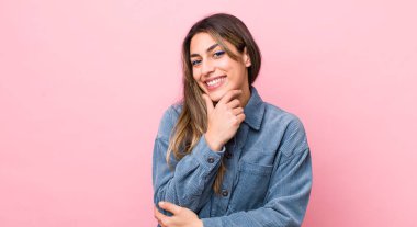 Güzel İspanyol kadın gülümsüyor, hayattan zevk alıyor, mutlu, arkadaş canlısı, tatmin olmuş ve tasasız.