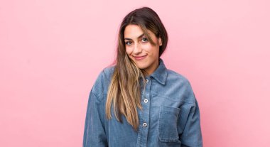 Güzel İspanyol bir kadın gururlu, kendinden emin, havalı, küstah ve küstah görünüyor, gülümsüyor, başarılı hissediyor.