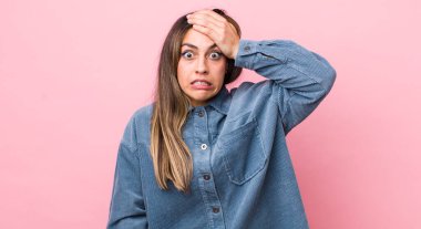 Güzel İspanyol bir kadın unutulmuş bir süre için panikliyor, stresli hissediyor, bir pisliği ya da hatayı örtbas etmek zorunda kalıyor.