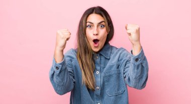 Güzel İspanyol kadın inanılmaz bir başarıyı kutluyor. Kazanan gibi, heyecanlı ve mutlu görünüyor. Al bunu.!