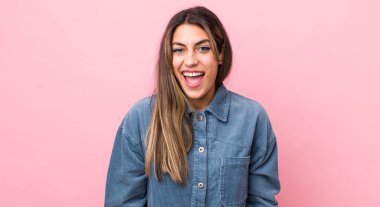 Güzel İspanyol bir kadın, büyük, dost canlısı, kaygısız bir gülümsemesi var, pozitif, rahat ve mutlu görünüyor, ürpertici.