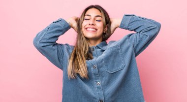 Güzel İspanyol kadın gülümsüyor ve rahatlıyor, tatmin oluyor ve kaygısızca gülüyor.