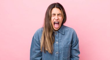 Güzel İspanyol kadın agresif bir şekilde bağırıyor, çok kızgın, sinirli, öfkeli ya da sinirli görünüyor, hayır diyor.