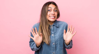 Güzel İspanyol kadın gergin, endişeli ve endişeli görünüyor. Benim hatam olmadığını söylüyor. Yoksa ben yapmadım.  