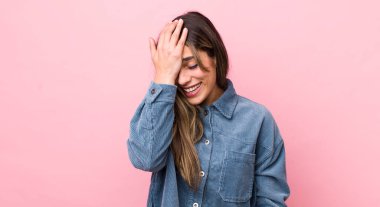 Güzel İspanyol kadın gülüyor ve alnına şaplak atıyor. Unuttum ya da aptalca bir hataydı. 