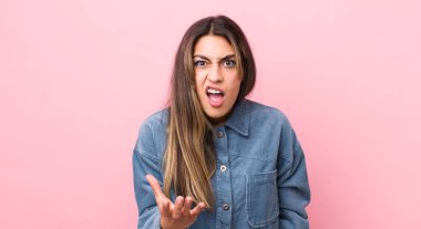 Güzel, İspanyol bir kadın sinirli, sinirli ve sinirli görünüyor. Senin neyin var? 