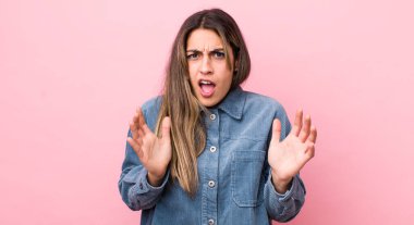 Güzel İspanyol kadın şok olmuş ve hayrete düşmüş görünüyor. İnanılmaz bir şey fark ettiğinde ağzı açık kalmış.