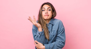 Güzel İspanyol bir kadın kafası karışık ve bilgisiz, şüpheli bir açıklama ya da düşünceyi merak ediyor.