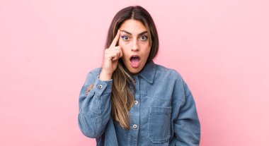 Güzel İspanyol kadın şaşırmış, ağzı açık, şok olmuş, yeni bir düşünce, fikir ya da konsept keşfediyor.