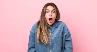 Tatlı İspanyol kadın korkmuş ve şok olmuş hissediyor, ağzı açık şaşkınlık içinde.