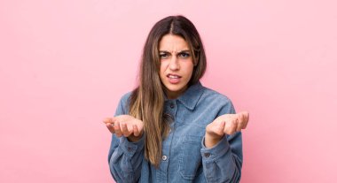 Hispanik bir kadın, bilgisiz ve kafası karışık, hangi seçeneği seçeceğinden emin değil, merak ediyor.