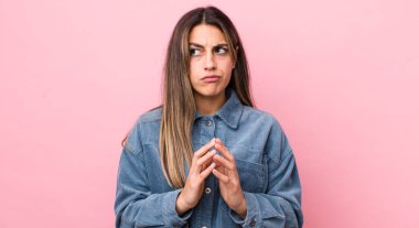 Tatlı İspanyol kadın entrikalar ve komplolar kuruyor, hilekar hileler ve hilekarlıklar düşünüyor, kurnazlık ve ihanet