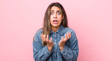 Güzel İspanyol bir kadın umutsuz ve hayal kırıklığına uğramış görünüyor, stresli, mutsuz ve sinirli, bağırıyor ve çığlık atıyor.