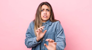 Güzel İspanyol bir kadın iğreniyor ve midesi bulanıyor. Pis kokan ya da kokan bir şeyden kaçıyor. İğrenç diyor.