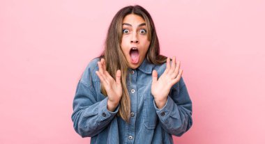 Güzel İspanyol bir kadın beklenmedik bir sürpriz yüzünden şoke olmuş, heyecanlı, gülen, şaşkın ve mutlu hissediyor.