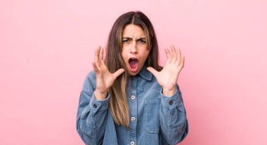 Güzel İspanyol bir kadın elleri havada bağırıyor. Öfkeli, sinirli, stresli ve üzgün.