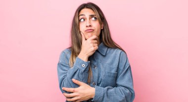 Düşünen, kuşkulu ve kafası karışık, farklı seçenekleri olan, hangi kararı vereceğini merak eden İspanyol bir kadın.