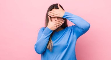 Güzel İspanyol kadın kameraya hayır diyen iki eliyle yüzünü kapatıyor! Resimler reddediliyor ya da yasaklanıyor