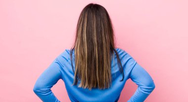 Güzel İspanyol bir kadın kafası karışık ya da dolu ya da şüphe ve soru dolu, merak ediyor, elleri kalçasında, dikiz aynasından