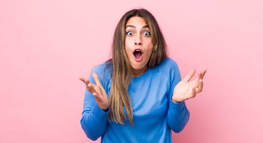 Oldukça İspanyol bir kadın aşırı derecede şaşırmış, şaşırmış, endişeli ve paniklemiş, stresli ve dehşete kapılmış bir bakışla