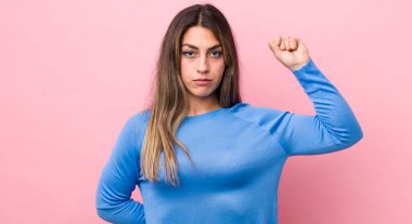 İspanyol bir kadın ciddi, güçlü ve isyankar hissediyor, yumruğunu kaldırıyor, protesto ediyor ya da devrim için savaşıyor.