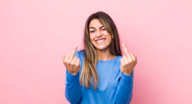 Güzel İspanyol bir kadın kışkırtıcı, agresif ve müstehcen hissediyor. İsyankar bir tavırla orta parmağını hareket ettiriyor.