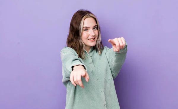 Vrij Blanke Vrouw Die Zich Gelukkig Zelfverzekerd Voelt Met Beide — Stockfoto