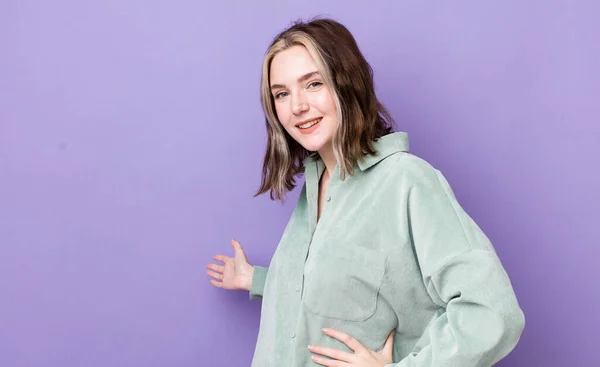 Mulher Muito Caucasiana Sentindo Feliz Alegre Sorrindo Acolhendo Você Convidando — Fotografia de Stock