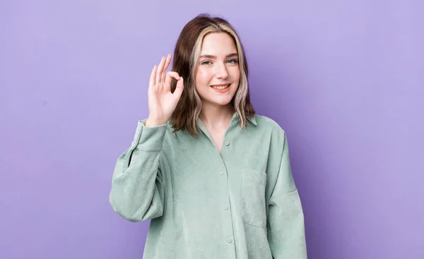 Hübsche Kaukasische Frau Fühlt Sich Glücklich Entspannt Und Zufrieden Zeigt — Stockfoto