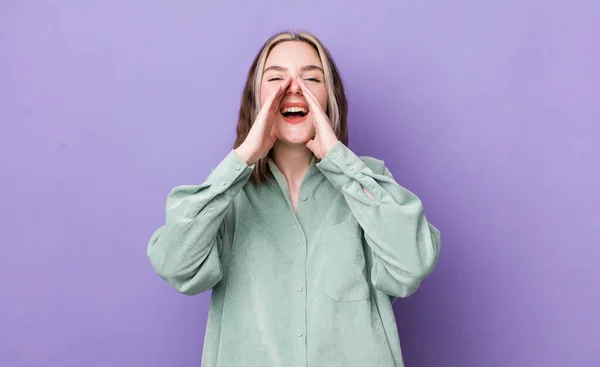 Vacker Kaukasiska Kvinna Känner Sig Glad Upphetsad Och Positiv Ger — Stockfoto