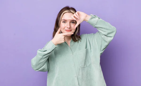 Pretty Caucasian Woman Feeling Happy Friendly Positive Smiling Making Portrait — Stockfoto