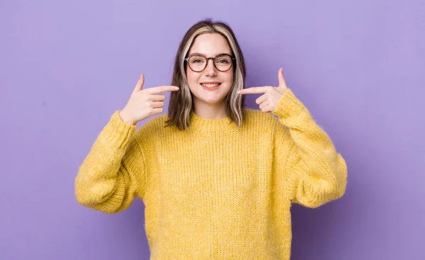 Pretty Caucasian Woman Smiling Confidently Pointing Own Broad Smile Positive — Stockfoto