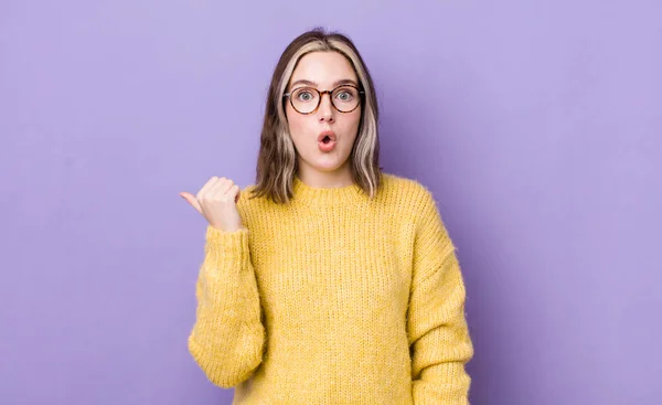 Pretty Caucasian Woman Looking Astonished Disbelief Pointing Object Side Saying — ストック写真