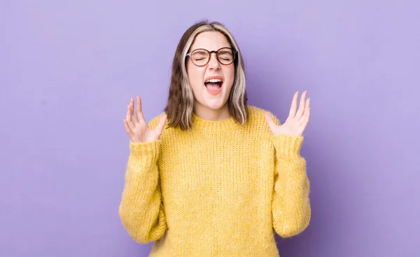 Pretty Caucasian Woman Furiously Screaming Feeling Stressed Annoyed Hands Air — Zdjęcie stockowe