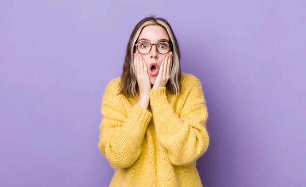 Pretty Caucasian Woman Feeling Shocked Scared Looking Terrified Open Mouth — Foto Stock