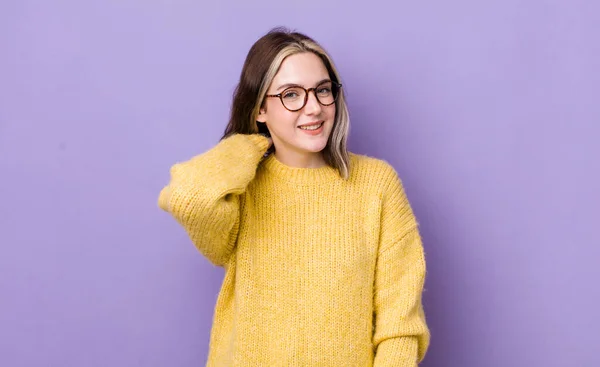 Pretty Caucasian Woman Laughing Cheerfully Confidently Casual Happy Friendly Smile — Zdjęcie stockowe