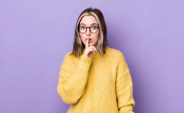 Pretty Caucasian Woman Asking Silence Quiet Gesturing Finger Front Mouth — ストック写真