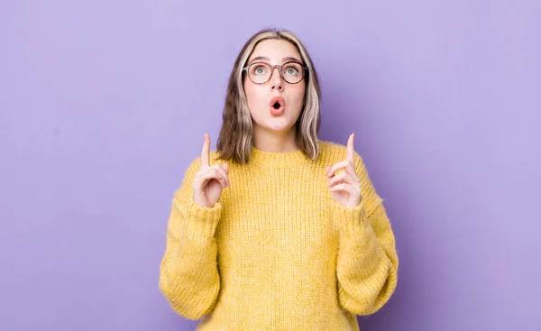 Pretty Caucasian Woman Feeling Awed Open Mouthed Pointing Upwards Shocked — Foto Stock